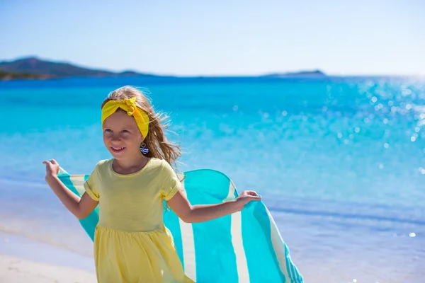 Niña divertirse con toalla de playa durante las vacaciones tropicales —  Fotos de Stock