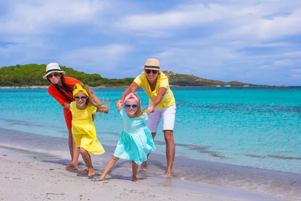 Felice famiglia di quattro persone durante le vacanze al mare — Foto Stock