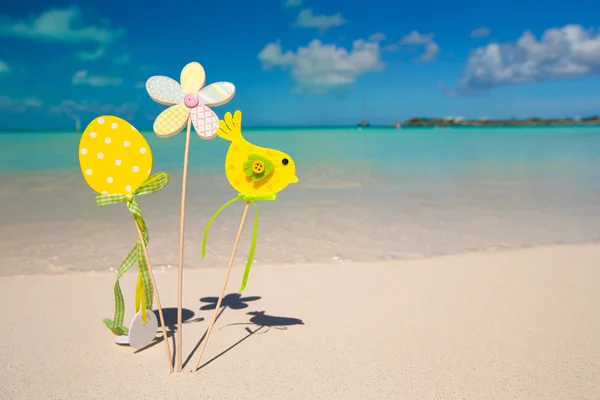 Velikonoční dekorace na pozadí tropickou pláž — Stock fotografie