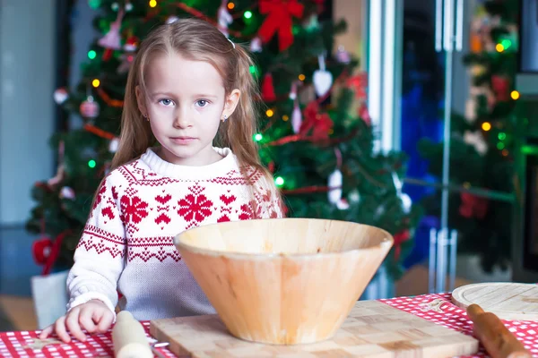 Adorable niña hornear galletas de jengibre para Navidad en la cocina — Foto de Stock