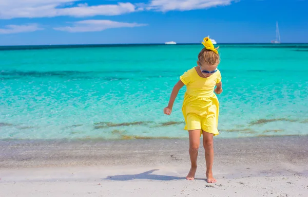 Entzückendes kleines Mädchen am weißen Strand während der Sommerferien — Stockfoto