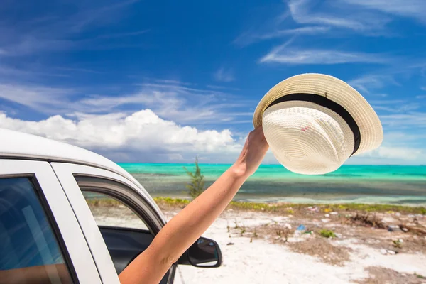 Primer plano del sombrero en coche blanco en la isla caribeña —  Fotos de Stock