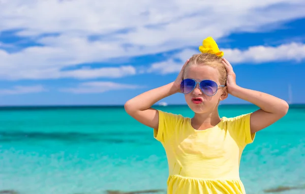 Menina adorável na praia branca durante as férias de verão — Fotografia de Stock