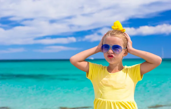 Schattig meisje op witte strand tijdens de zomervakantie — Stockfoto