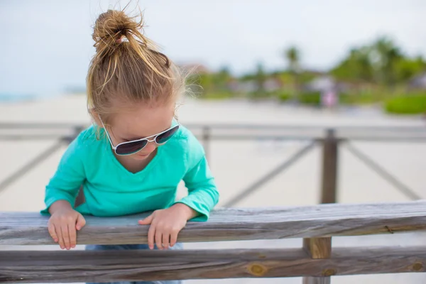 Adorabile bambina sulla spiaggia bianca durante le vacanze estive — Foto Stock