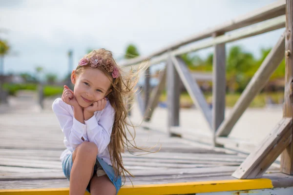 Schattig meisje op witte strand tijdens de zomervakantie — Stockfoto