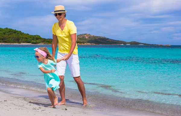 Junger Vater und kleine Tochter während eines tropischen Strandurlaubs — Stockfoto