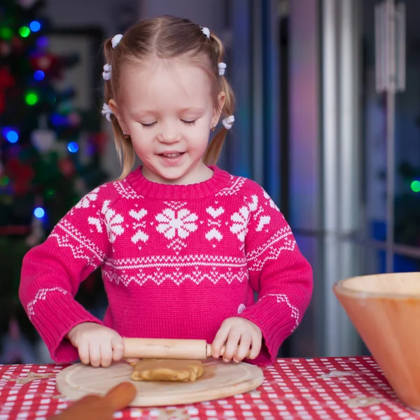 Bedårande liten flicka baka pepparkakor till jul — Stockfoto