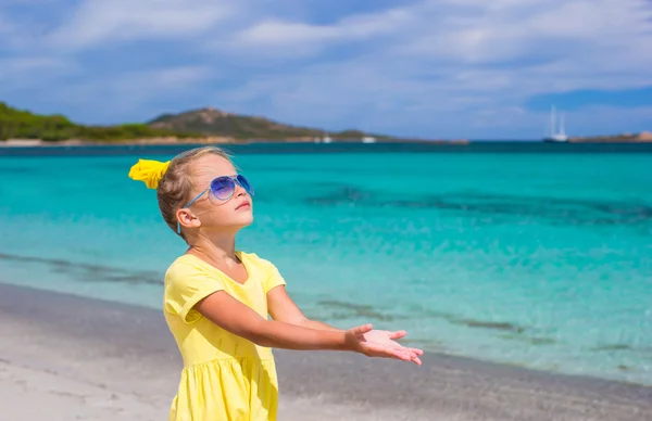 Adorable petite fille à la plage blanche pendant les vacances d'été — Photo