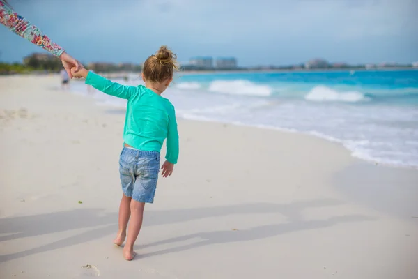 Αξιολάτρευτο κοριτσάκι στην Λευκή παραλία κατά τη διάρκεια των θερινών διακοπών — Φωτογραφία Αρχείου