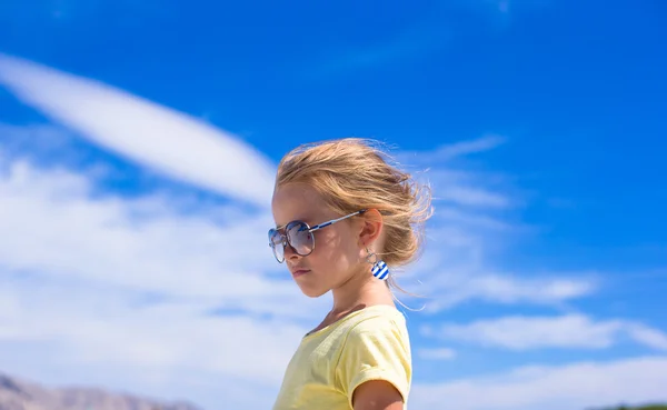 Underbar liten flicka ha kul på tropisk strand under semestern — Stockfoto