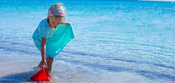 Beyaz plaj tropikal tatil sırasında sevimli küçük kız — Stok fotoğraf
