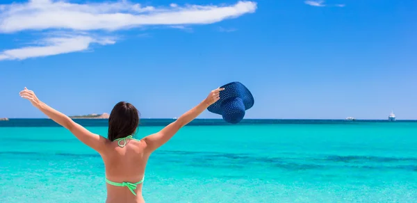 Młoda kobieta piękny relaks przy białej piaszczystej plaży tropikalnej — Zdjęcie stockowe