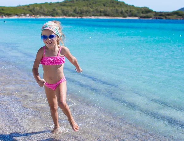 Sevimli küçük kız var eğlenceli sığ suda tropikal plaj — Stok fotoğraf