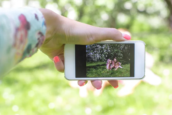 Nahaufnahme Telefon Hintergrund von zwei niedlichen kleinen Mädchen — Stockfoto