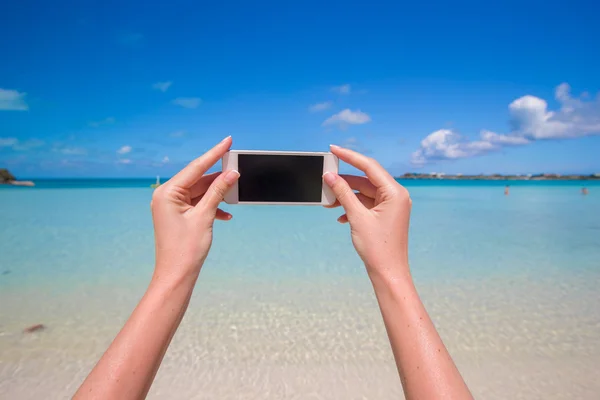 Nahaufnahme Telefon Hintergrund türkisfarbenes Meer — Stockfoto