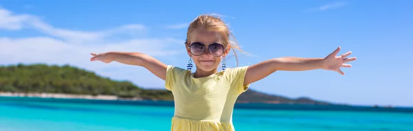 Rozkošná holčička bavte se na tropické pláži během dovolené — Stock fotografie