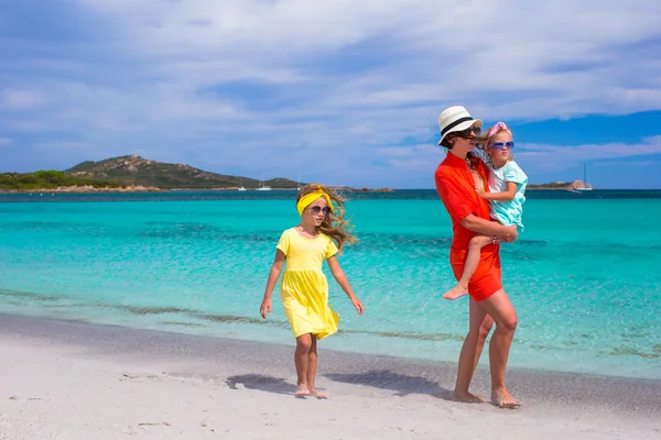 Madre e due bambini in spiaggia nella giornata di sole — Foto Stock