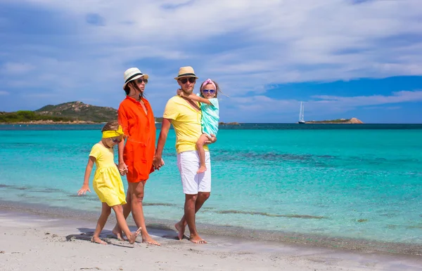 Bonne famille de quatre personnes en vacances à la plage — Photo