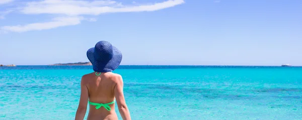 Young beautiful woman relaxing at white sandy tropical beach — Stock Photo, Image