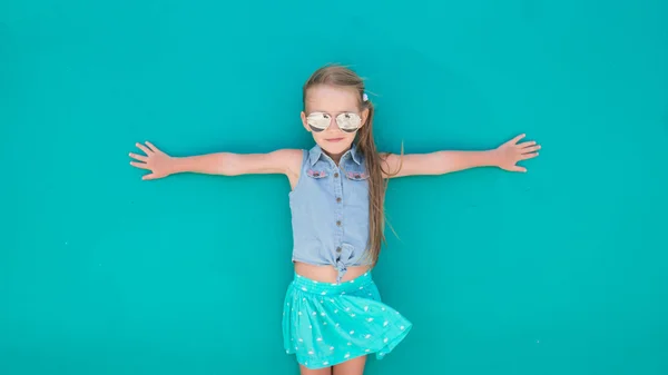 Niña en vacaciones de verano fondo pared turquesa —  Fotos de Stock