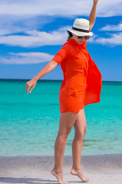 Mladá krásná žena na pláži během své letní dovolené — Stock fotografie