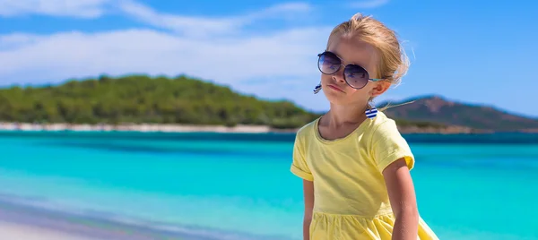 Adorable niña se divierten en la playa tropical durante las vacaciones — Foto de Stock