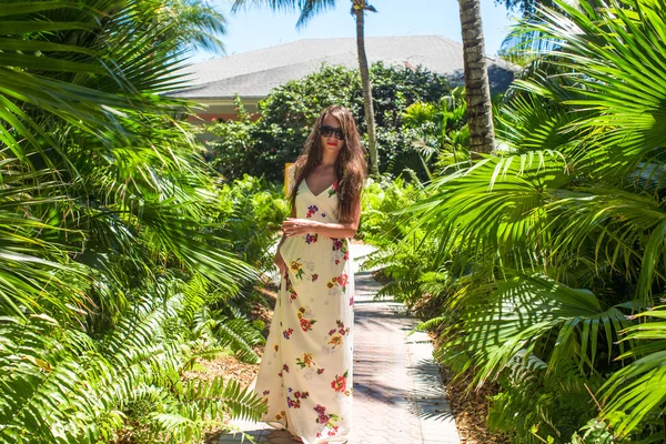 Jeune belle femme en vacances d'été au jardin luxuriant — Photo