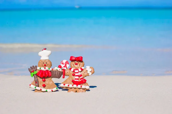 Christmas gingerbread man cookies on a white sandy beach — Stock Photo, Image