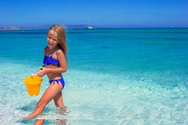 Sevimli küçük kız tatilde tropikal sahilde iyi eğlenceler.