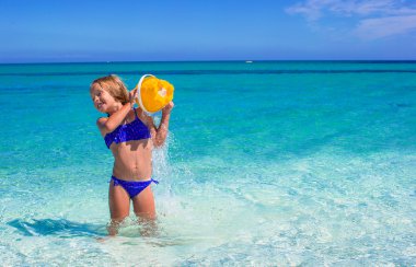 sevimli küçük kız var eğlenceli sığ suda tropikal plaj