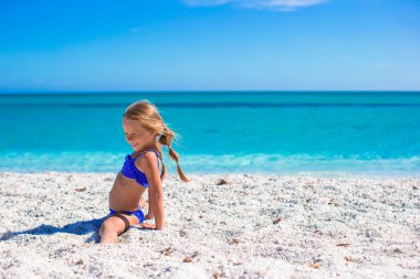sevimli küçük sportif kız beyaz tropikal plaj