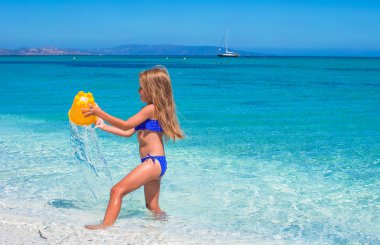 sevimli küçük kız var eğlenceli sığ suda tropikal plaj