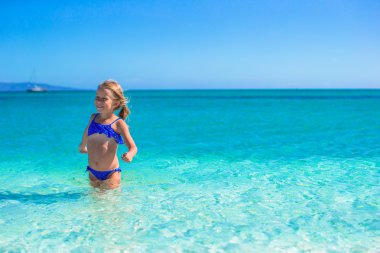 sevimli küçük kız var eğlenceli sığ suda tropikal plaj