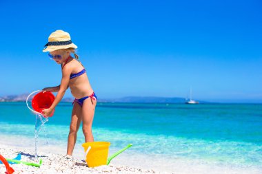 sevimli küçük kız oyuncakla oynamak plaj tatil