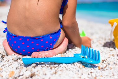 Tatlı küçük kız bacakları tropikal plaj oyuncakları