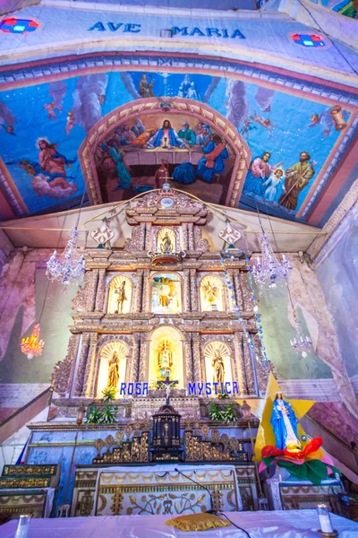 Bella Chiesa cattolica in un paese esotico al coperto — Foto Stock