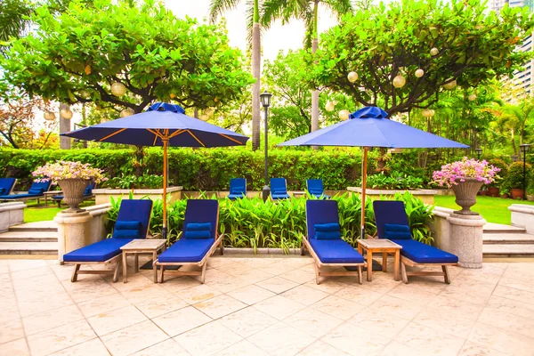 Hermosa vista del hotel de lujo con una piscina al aire libre — Foto de Stock