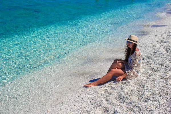Jonge mooie meisje tijdens de zomervakantie op witte strand — Stockfoto