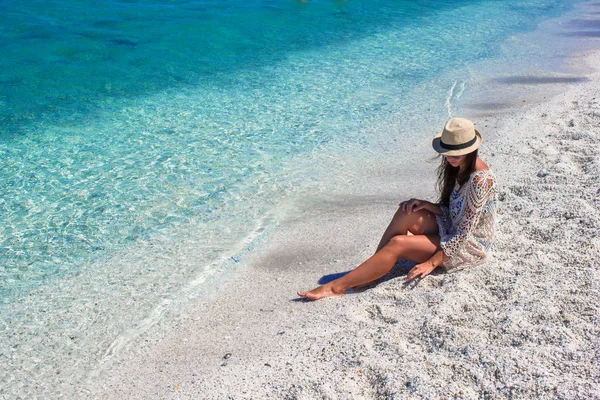 Krásná mladá dívka během letní dovolené na pláži s bílým — Stock fotografie