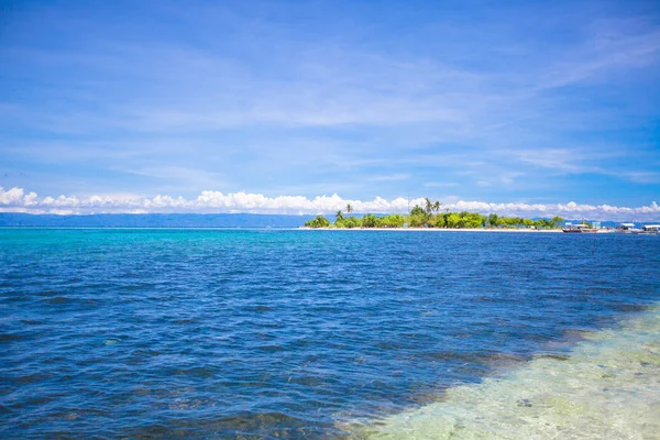 Tropicale isola perfetta Puntod nelle Filippine — Foto Stock