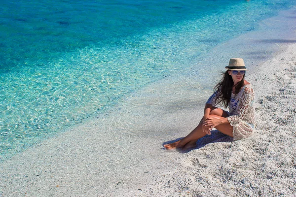 Giovane bella ragazza durante le vacanze estive sulla spiaggia bianca — Foto Stock