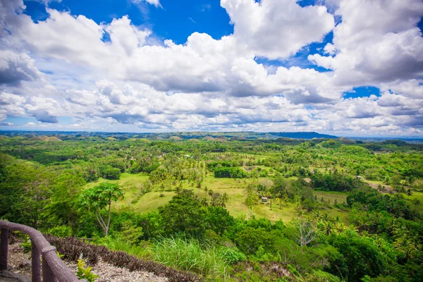 Zielony soczysty i kolorowy Chocolate Hills w Bohol, Filipiny — Zdjęcie stockowe