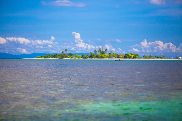 Isla tropical deshabitada en el océano abierto en Filipinas —  Fotos de Stock