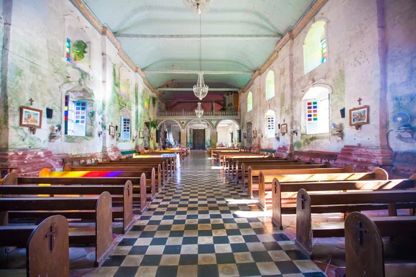 Krásný katolické církve v exotické zemi uvnitř — Stock fotografie