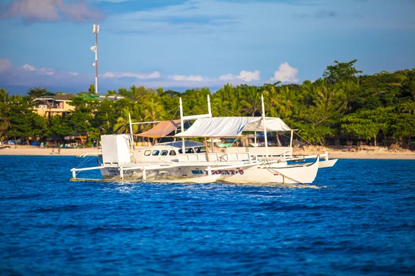 Stor katamaran i turkosblå öppna havet nära bohol island — Stockfoto