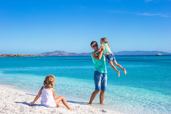 Pappa och två små flickor under deras tropiska semester — Stockfoto