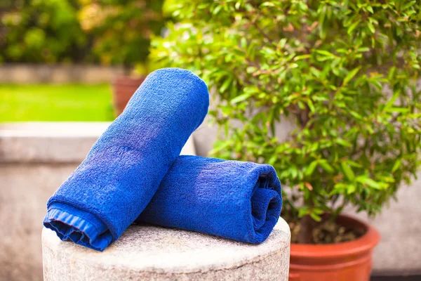 Nahaufnahme von Handtüchern in der Nähe des Swimmingpools im Tropical Resort — Stockfoto