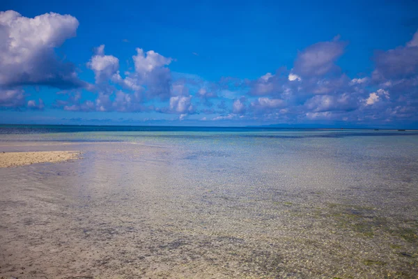 Belle plage tropicale blanche sur une île déserte — Photo