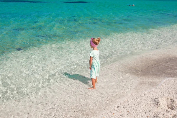 Menina adorável na praia tropical durante as férias de verão — Fotografia de Stock